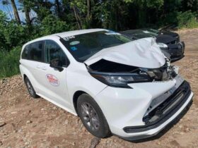 Salvaged Cars 2022 Toyota Sienna