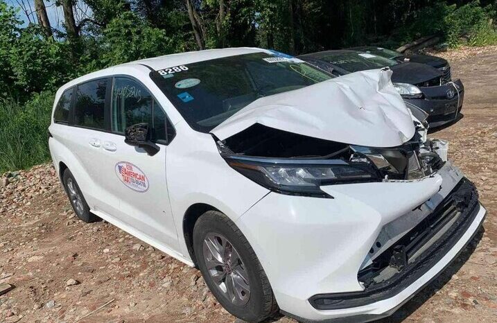 
								Salvaged Cars 2022 Toyota Sienna full									