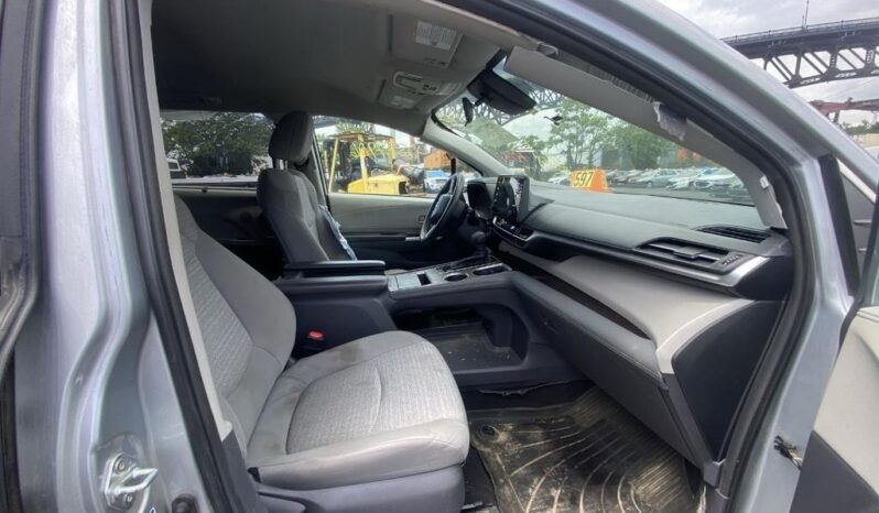 
								Salvaged Cars 2021 Toyota Sienna full									