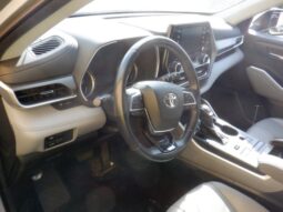 
										Salvaged Cars 2020 Toyota Highlander full									