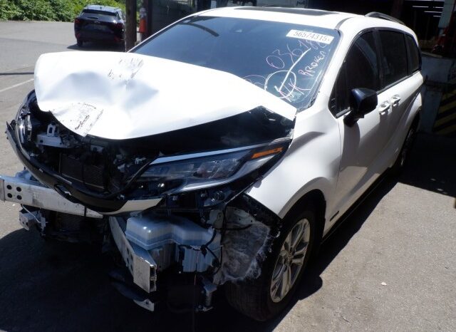 
								Salvaged Cars 2021 Toyota Sienna full									
