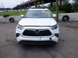 
										Salvaged Cars 2022 Toyota Highlander full									