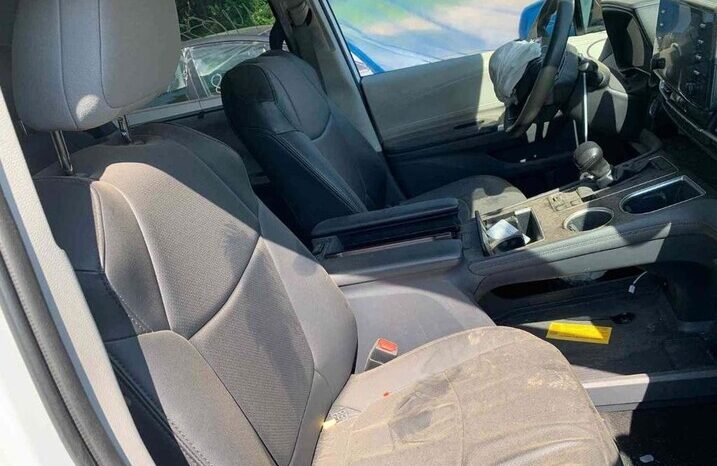 
								Salvaged Cars 2022 Toyota Sienna full									