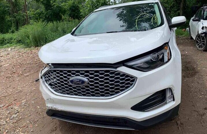 
								Salvaged Cars 2023 Ford Edge full									
