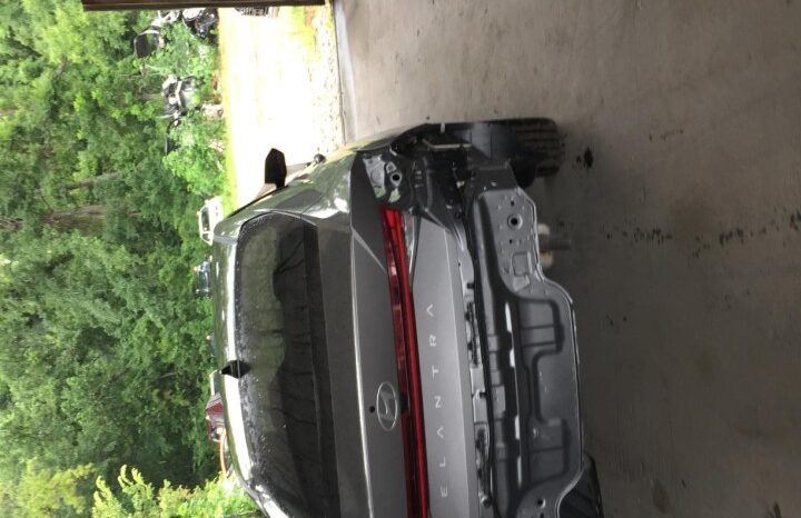 
								Salvaged Cars 2025 Hyundai Elantra full									