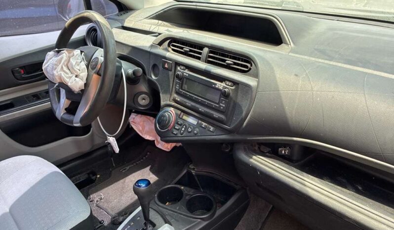 
								Salvaged Cars 2014 Toyota Prius C full									