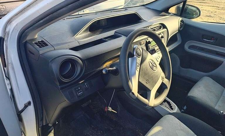 
								Salvaged Cars 2013 Toyota Prius C full									
