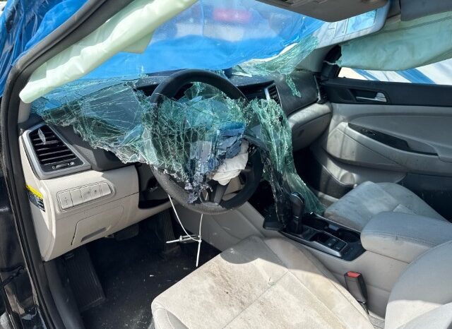
								Salvaged Cars 2017 Hyundai Tucson full									