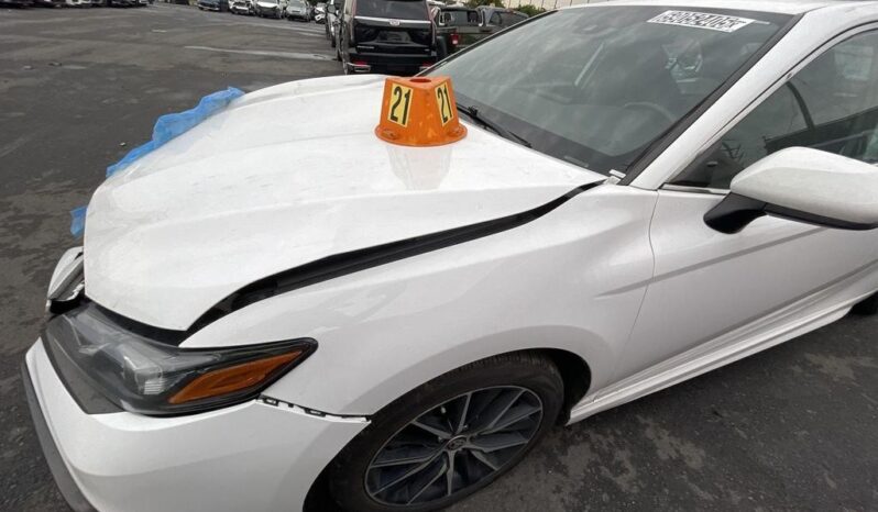 
								Salvaged Cars 2021 Toyota Camry full									