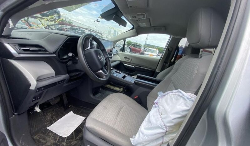 
								Salvaged Cars 2021 Toyota Sienna full									
