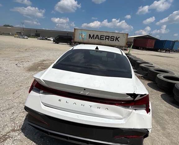 
								Salvaged Cars 2024 Hyundai Elantra full									