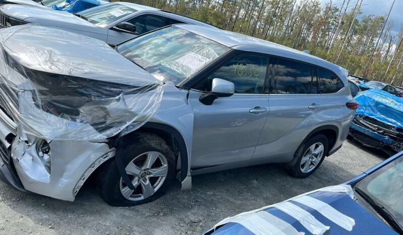 
								Salvaged Cars 2021 Toyota Highlander full									