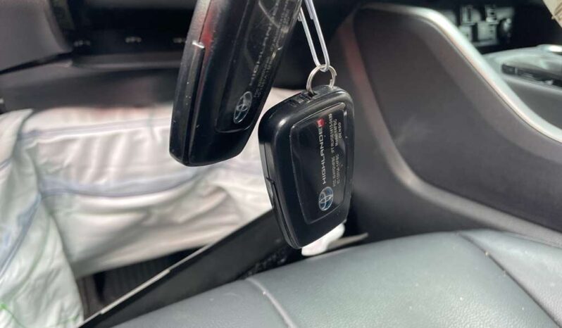 
								Salvaged Cars 2020 Toyota Highlander full									