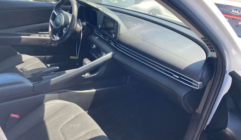 
								Salvaged Cars 2021 Hyundai Elantra full									