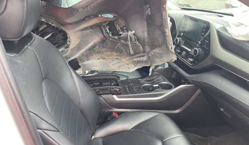 
								Salvaged Cars 2020 Toyota Highlander full									