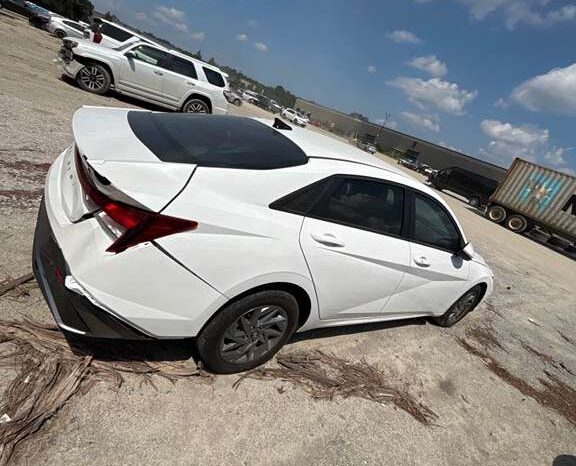 
								Salvaged Cars 2024 Hyundai Elantra full									
