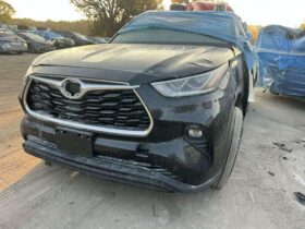 Salvaged Cars 2021 Toyota Highlander