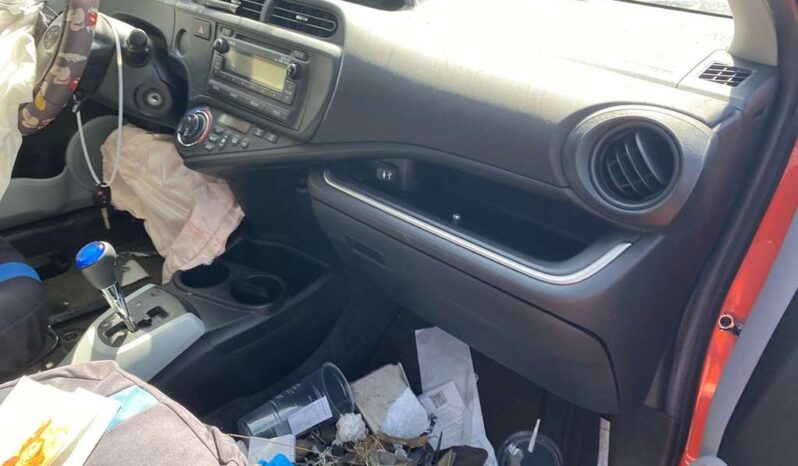 
								Salvaged Cars 2014 Toyota Prius C full									