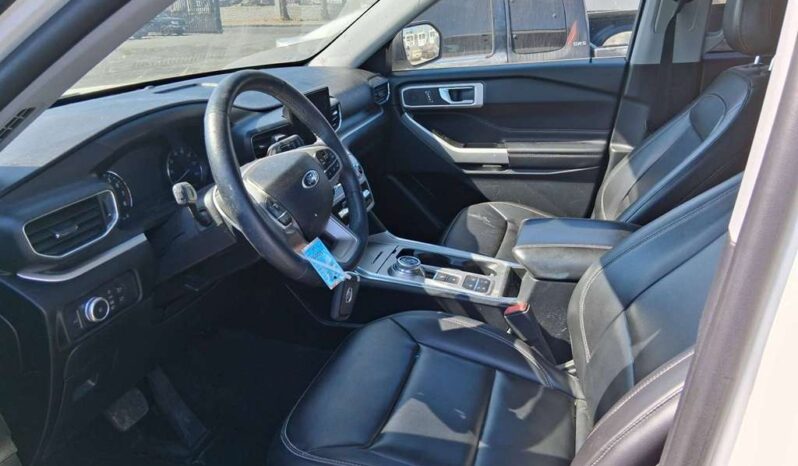 
								Salvaged Cars 2021 Ford Explorer full									