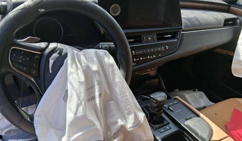 
								Salvaged Cars 2022 Lexus ES full									