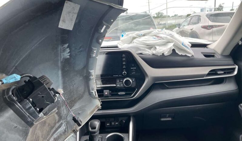 
								Salvaged Cars 2020 Toyota Highlander full									