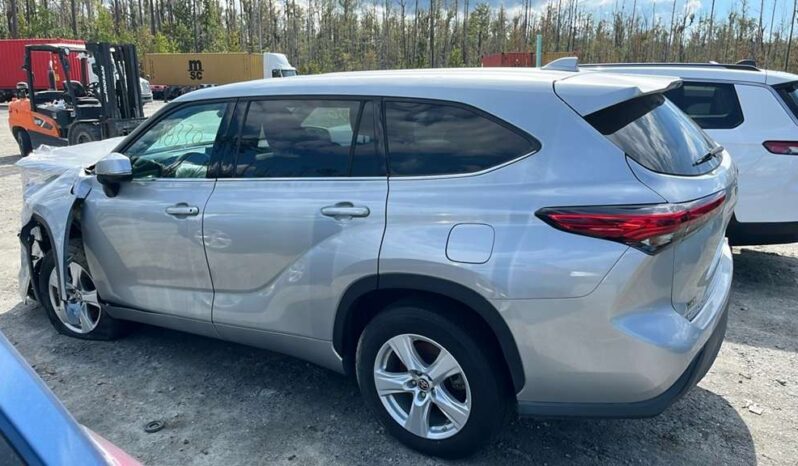 
								Salvaged Cars 2021 Toyota Highlander full									